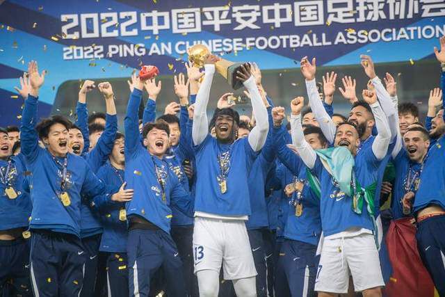 这时候，刘战忽然又开口道：诸位，兄弟我还有一件事情需要你们大家的帮忙，也希望大家看在我这么守信用的份上，不要拒绝我才是。